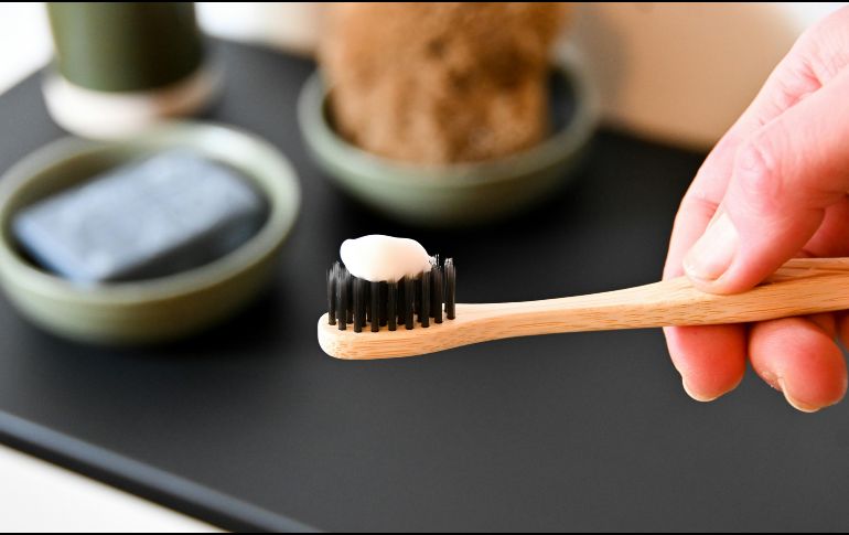 Una nueva prueba con cepillo desarrollada en el Reino Unido detecta el cáncer oral en una hora con 96% de precisión. Este avance evitará miles de biopsias dolorosas, ofreciendo un diagnóstico rápido y sin molestias. Unsplash