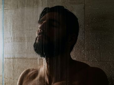 Muchas personas deciden bañarse con agua caliente todos los días. UNSPLASH / V. FURTUNA