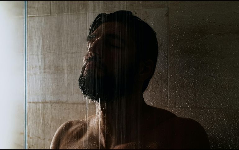 Muchas personas deciden bañarse con agua caliente todos los días. UNSPLASH / V. FURTUNA