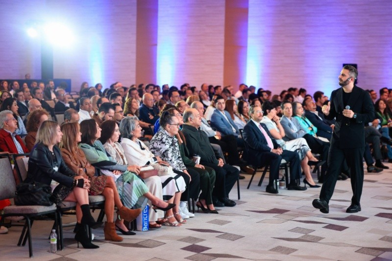 Moris Dieck, impartió una conferencia sobre el contexto económico internacional y su impacto en las decisiones financieras.&nbsp;