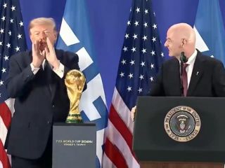 Trump estuvo acompañado por Gianni Infantino, presidente de la FIFA, que se deshizo en elogios con el político. EFE/@RapidResponse47