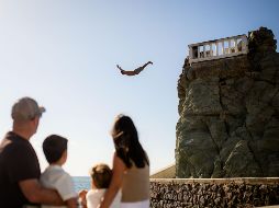 Clavadistas del Paseo Claussen en Mazatlán, Sinaloa. ESPECIAL/SECRETARIA DE TURISMO DE SINALOA.