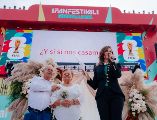 Verónica Delgadillo entregó de manera simbólica las actas de matrimonio a 15 parejas. AYUNTAMIENTO DE GUADALAJARA