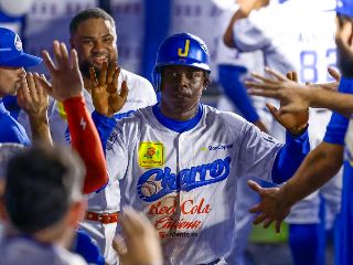 Gilberto Jiménez pegó un doblete en la baja de la décima entrada para que Jalisco ganara el juego. CORTESÍA/Charros de Jalisco