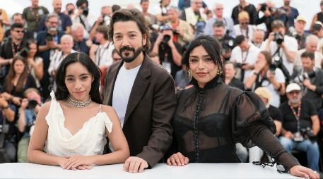 La actriz Anna Díaz, el actor y director Diego Luna y la actriz Adriana Paz posan durante la presentación de la película “Ceniza en la Boca”, en el Festival de Cine de Cannes en Cannes, en mayo de 2026. AFP