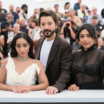 La actriz Anna Díaz, el actor y director Diego Luna y la actriz Adriana Paz posan durante la presentación de la película “Ceniza en la Boca”, en el Festival de Cine de Cannes en Cannes, en mayo de 2026. AFP
