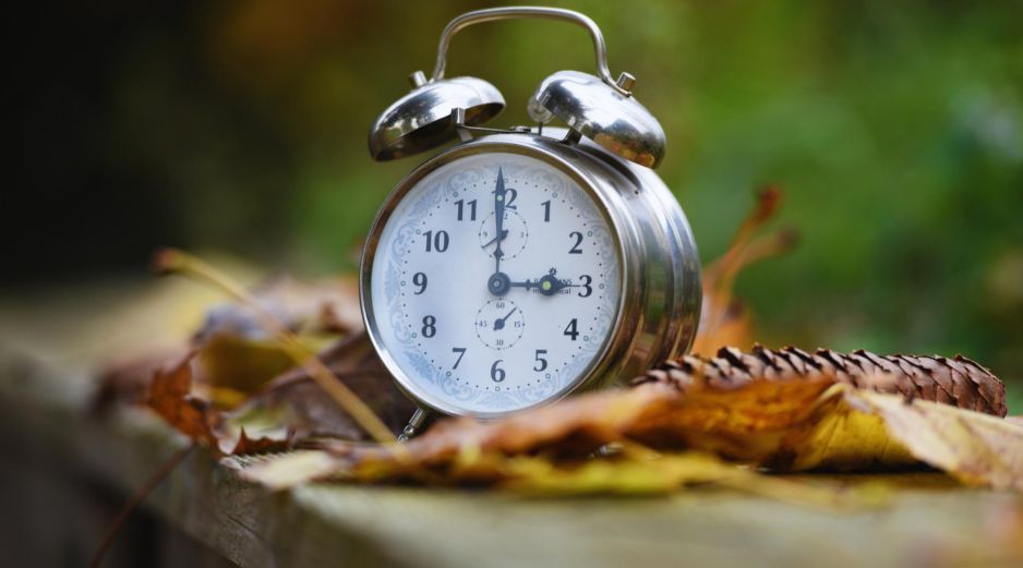 Numerosos estudios indican que suprimir los cambios estacionales de hora reduce el riesgo de infartos, accidentes de tráfico y problemas metabólicos. ESPECIAL / CANVA