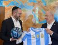 Netanyahu se fotografió junto a Wahnish con una camiseta de la Albiceleste y se grabó también dando un pase de cabeza con un balón de la competición hacia el embajador. EFE/@IsraeliPM