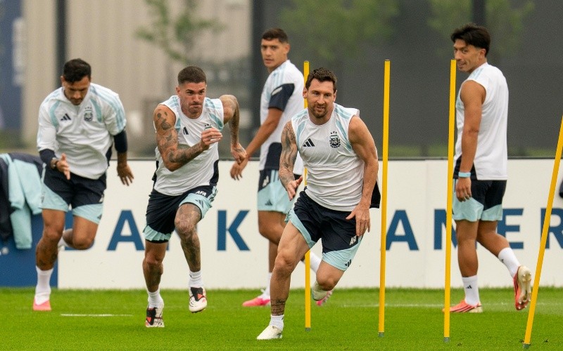 Lionel Messi y el resto de jugadores de la selección Argentina durante su entrenamiento en el Columbia Park Training Facility para preparar la final del Mundial. EFE/A. Colmenares