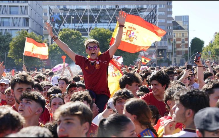 Aficionados de España animan a su selección antes de la final del Mundial 2026 entre España y Argentina, en la zona de aficionados de la Plaza de Colón, en Madrid. AFP / P. Hannah