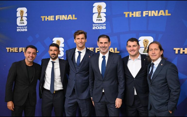 De izquierda a derecha, los exfutbolistas españoles Xavi, David Villa, Fernando Llorente, Fernando Hierro, Iker Casillas y Míchel Salgado posan durante un photocall de las 