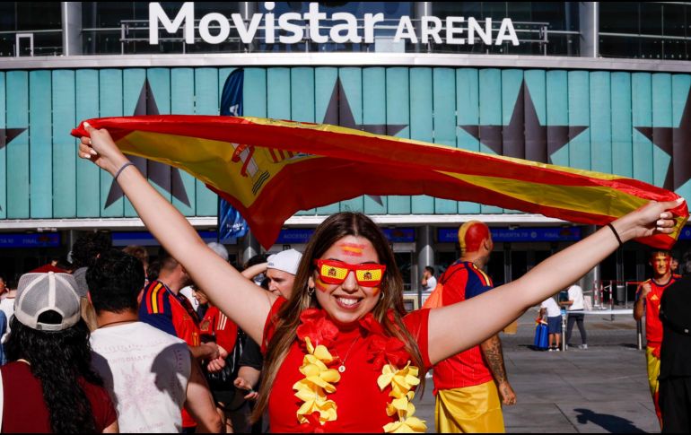 Aficionados de España se reúnen en los alrededores del Movistar Arena para seguir este domingo la Final contra Argentina, que se disputa en Nueva York. EFE / C. Moya