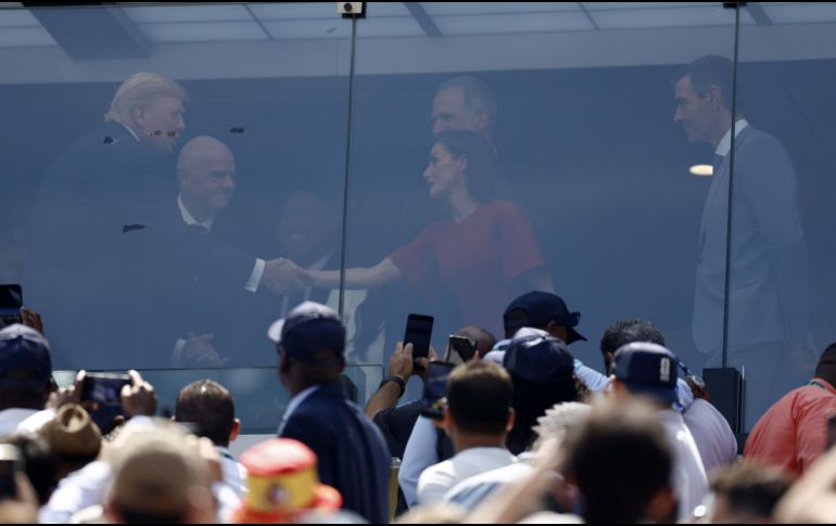 El presidente de Estados Unidos, Donald Trump (i), saluda de mano a la reina Letizia de España, mientras el rey Felipe VI de España (c), el presidente de la FIFA, Gianni Infantino (2-i), y el presidente del gobierno español, Pedro Sánchez (d), observan antes de la Final. EFE / W. Oliver