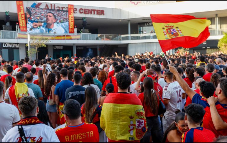 Aficionados de la Selección de España siguen el partido entre España y Argentina desde la localidad sevillana de Mairena. EFE /J. Muñoz.