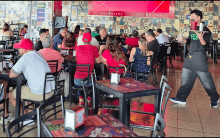 Otros restaurantes ubicados en el centro de Guadalajara también esperan más clientela este domingo 19 de julio, día de la final del Mundial 2026. EL INFORMADOR / J. VELAZCO