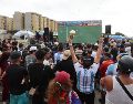 Hombres, mujeres y niños se concentraron alrededor de una pantalla gigante y en medio de edificios que presentan graves daños. EFE/M. Gutiérrez