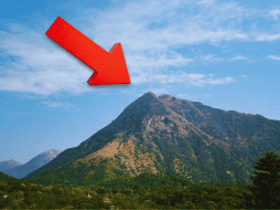 La mayoría de los 600 cráteres mencionados por expertos son volcanes monogenéticos. Esto significa que nacieron, hicieron erupción una sola vez y se apagaron para siempre, integrándose al paisaje. ESPECIAL / CANVA