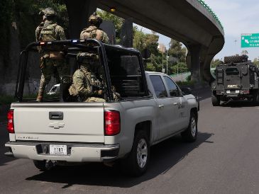 Integrantes de la Semar custodian un camión blindado que traslada al exgobernador de Baja California Norte, Ernesto Ruffo Appel, al penal de Almoloya. EFE/M. Hartz