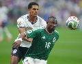 Durante una sesión de tatuaje, el goleador de la Selección Mexicana, Julián Quiñones, reaccionó a su cambio en el partido ante Inglaterra. IMAGO 7