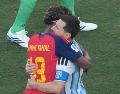 Un joven Messi posó bañando a un bebé de seis meses que terminaría siendo su sucesor futbolístico: Lamine Yamal. EFE / ARCHIVO