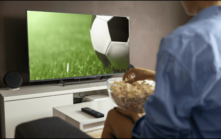 Descubre si los encuentros dominicales de la Liga MX estarán disponibles por TV abierta o plataformas digitales. ESPECIAL/Canva