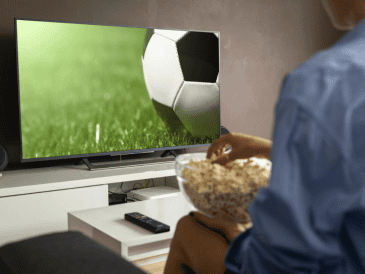 Descubre si los encuentros dominicales de la Liga MX estarán disponibles por TV abierta o plataformas digitales. ESPECIAL/Canva