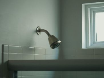 El sarro en la regadera  incrementa la resistencia interna del accesorio, obligando al usuario a prolongar el tiempo de baño. UNSPLASH / N. DEFIESTA