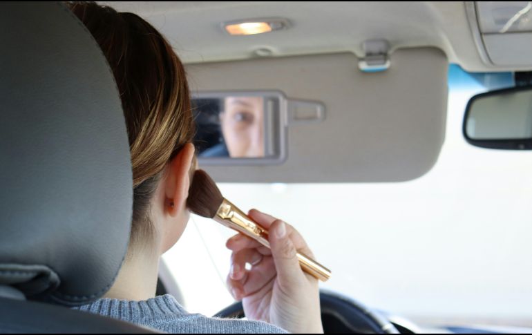 Además de recurrir a esta técnica de maquillaje, mantener buenos hábitos de descanso y cuidado de la piel puede mejorar la apariencia de las ojeras a largo plazo. ESPECIAL