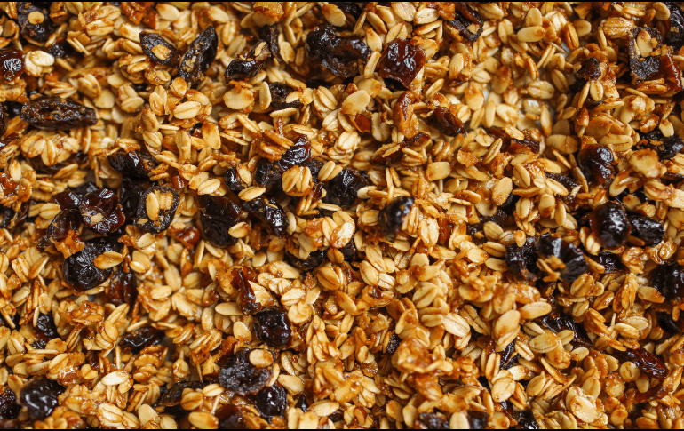 Aunque la granola no es un alimento perjudicial, siempre es mejor consumirla en bajas porciones. ESPECIAL/Canva