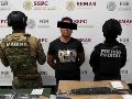 En una primera intervención las fuerzas de seguridad capturaron a Yanet "N", además de asegurar armamento, droga y cargadores. ESPECIAL/Fiscalía de Colima