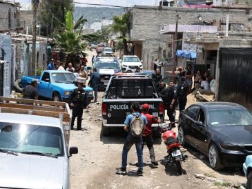 La captura de los dos presuntos ladrones de autos culminó en el cruce de la calle Nogal y Volcán Fujiyama. ESPECIAL
