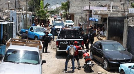 La captura de los dos presuntos ladrones de autos culminó en el cruce de la calle Nogal y Volcán Fujiyama. ESPECIAL
