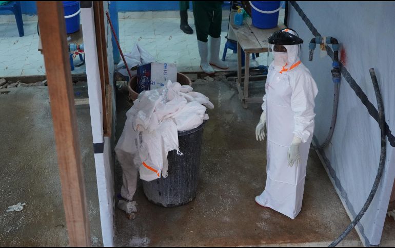 Un trabajador sanitario en un centro de tratamiento de ébola en Bunia, República Democrática del Congo. AP/ P. Heri