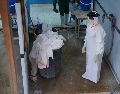 Un trabajador sanitario, en un centro de tratamiento de ebola en Bunia, República Democrática del Congo. AP/ P. Heri