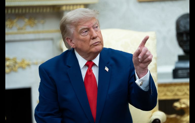 En un mensaje en Truth Social, el propio Trump amenazó este miércoles con destruir instalaciones en Teherán si Irán dispara contra buques en el estrecho de Ormuz. EFE/EPA/A. Schwartz