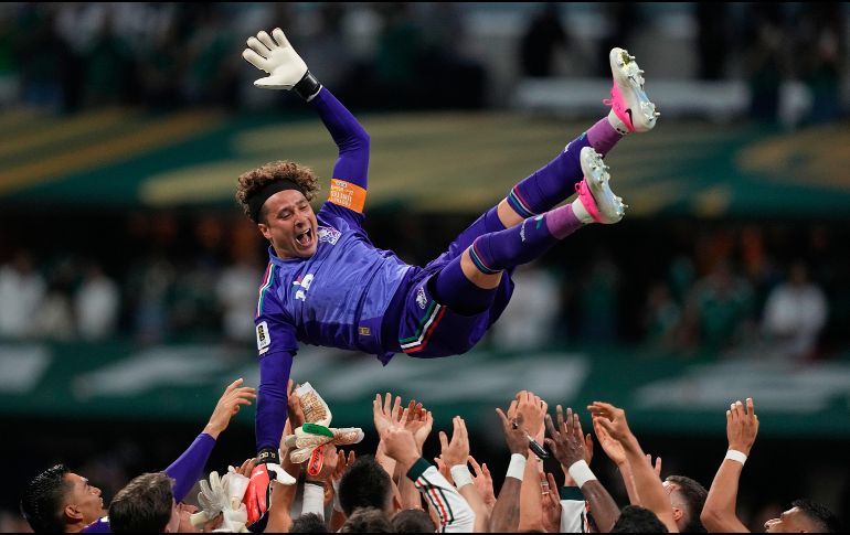 Memo Ochoa a lo largo de 22 años, se consolidó como un referente indiscutible tanto en el Club América como en el futbol europeo. AP / ARCHIVO
