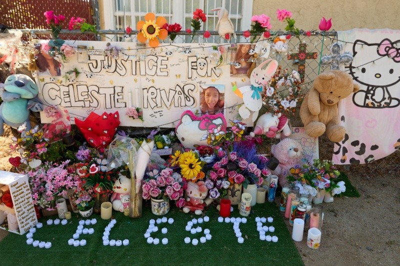 Una ofrenda en memoria de Celeste Rivas Hernández, quien fue asesinada y encontrada dentro de un vehículo propiedad del cantante D4vd. AP/ARCHIVO