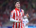 Tras caer ante Toluca en el Estadio AKRON, la "Hormiga" González sacó sonrisas en Verde Valle al cargar por primera vez a un bebé a petición de la aficionada. Imago7 / ARCHIVO