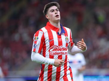Tras caer ante Toluca en el Estadio AKRON, la "Hormiga" González sacó sonrisas en Verde Valle al cargar por primera vez a un bebé a petición de la aficionada. Imago7 / ARCHIVO