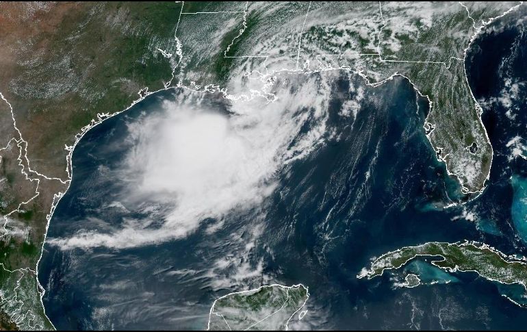Fotografía satelital cedida este miércoles por la Oficina Nacional de Administración Oceánica y Atmosferica (NOAA) a través del Centro Nacional de Huracanes (NHC) que muestra la localización de la tormenta tropical Bertha entrando por el sureste del estado de Luisiana. EFE/ NOAA-NHC