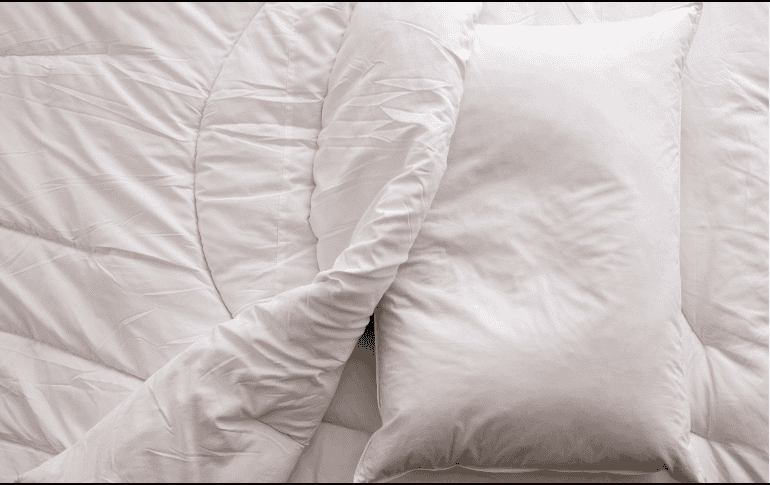 Descubre cada cuánto cambiar las almohadas y las señales que indican el fin de su vida útil para garantizar un descanso reparador y evitar alergias. ESPECIAL/Canva