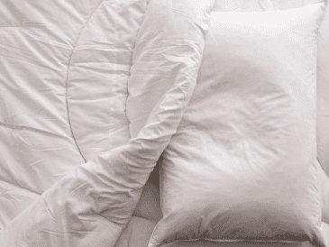 Descubre cada cuánto cambiar las almohadas y las señales que indican el fin de su vida útil para garantizar un descanso reparador y evitar alergias. ESPECIAL/Canva