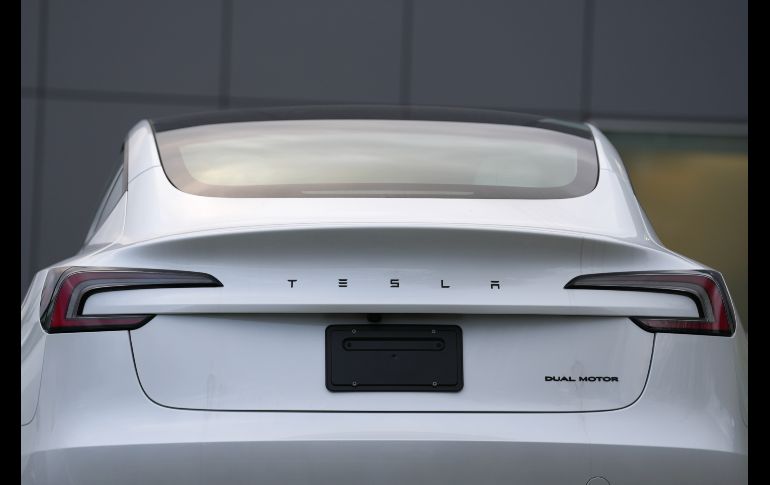 Tesla reportó un ingreso neto de mil 110 millones de dólares, o 32 centavos por acción, en su último informe trimestral. AP/ARCHIVO