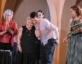 Entrega de un reconocimiento a la Maestra Sonia Salcedo por su aporte a la educación artística en Jalisco, en 2024. CORTESÍA