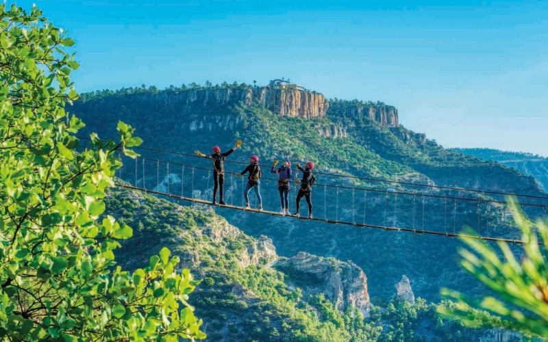 Una de las mejores experiencias para recorrer la Sierra Tarahumara es tomar el famoso Chepe Express. El tren recorre 350 kilometros, desde Los Mochis, en Sinaloa, hasta el Pueblo Magico de Creel, en Chihuahua, y viceversa.&nbsp;