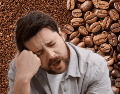 El principal responsable del efecto estimulante del café es la cafeína, una sustancia que bloquea temporalmente la acción de la adenosina, un compuesto químico del cerebro que se acumula durante el día y favorece la sensación de sueño. CANVA