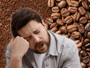 El principal responsable del efecto estimulante del café es la cafeína, una sustancia que bloquea temporalmente la acción de la adenosina, un compuesto químico del cerebro que se acumula durante el día y favorece la sensación de sueño. CANVA