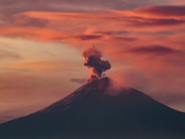 Emisión continua de vapor y gases en el volcán Popocatépetl, bajo permanente monitoreo del Cenapred en Amarillo Fase 2. NTX / ARCHIVO