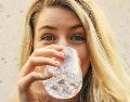 Cambiar las bebidas azucaradas por alternativas funcionales aporta múltiples beneficios. UNSPLASH / G. TROVATO