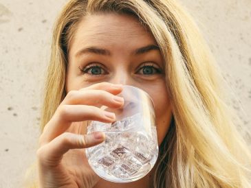 Cambiar las bebidas azucaradas por alternativas funcionales aporta múltiples beneficios. UNSPLASH / G. TROVATO